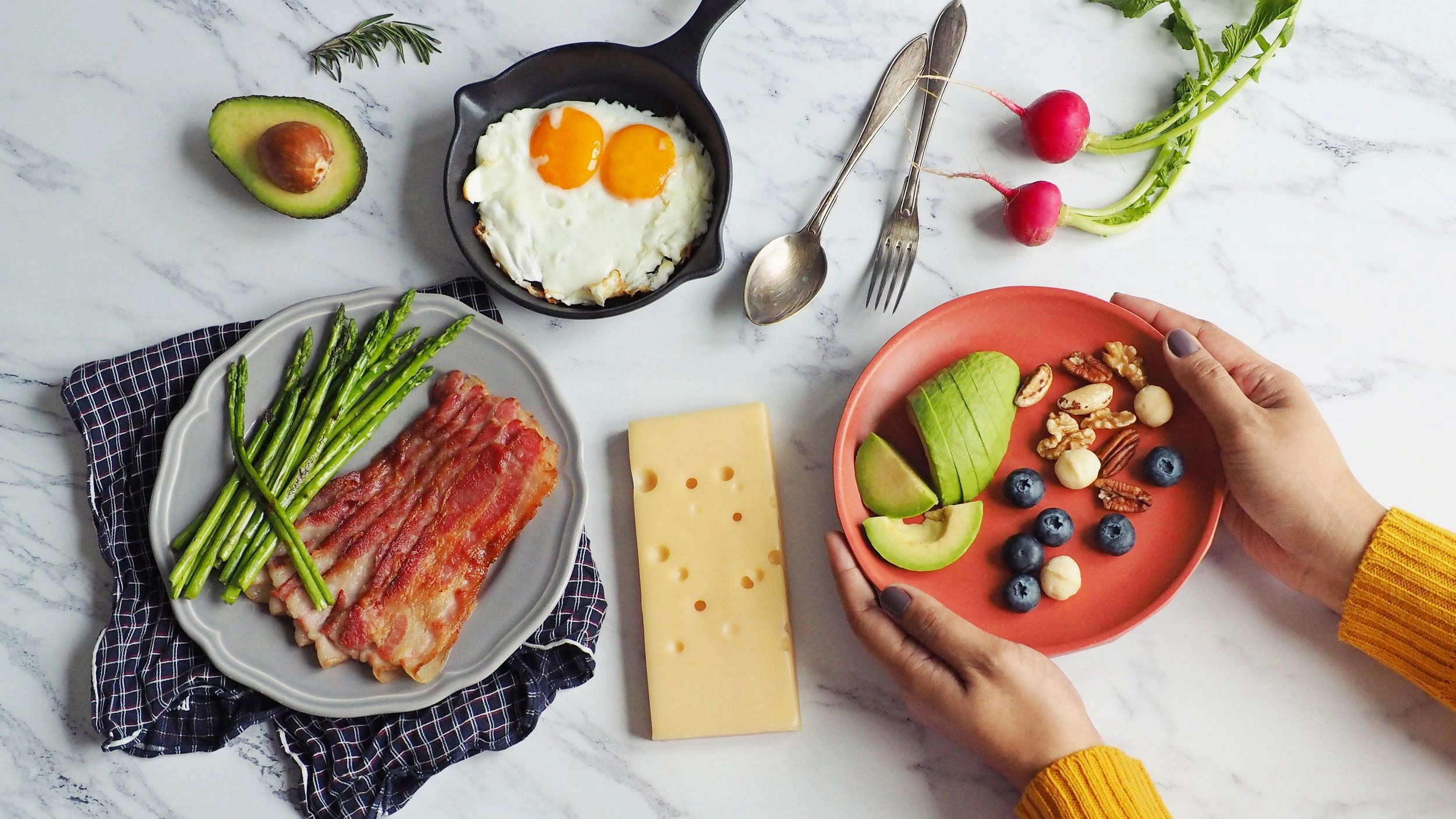 Гастроэнтеролог: идеальный завтрак состоит из белков, сложных углеводов и жиров