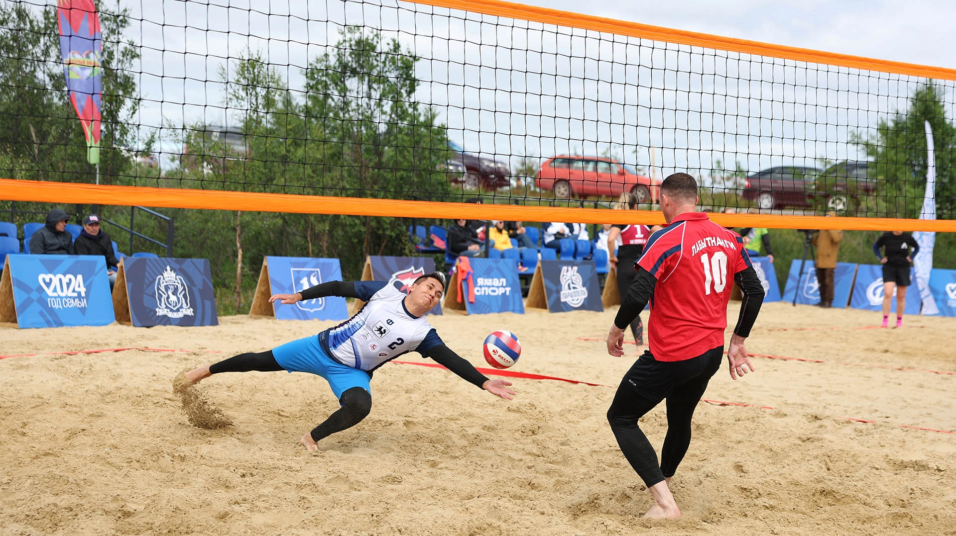 В Салехарде стартовал турнир по пляжному волейболу «66 параллель»
