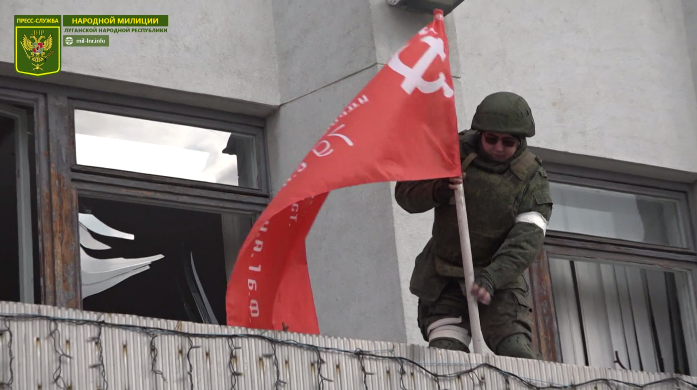 Повторили. В Берлине над Рейхстагом водрузили красное Знамя Победы