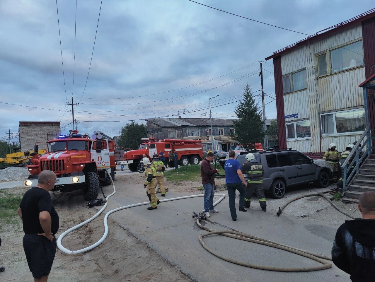 Обошлось»: в Тарко-Сале 11 пожарных тушили жилой дом | Ямал-Медиа