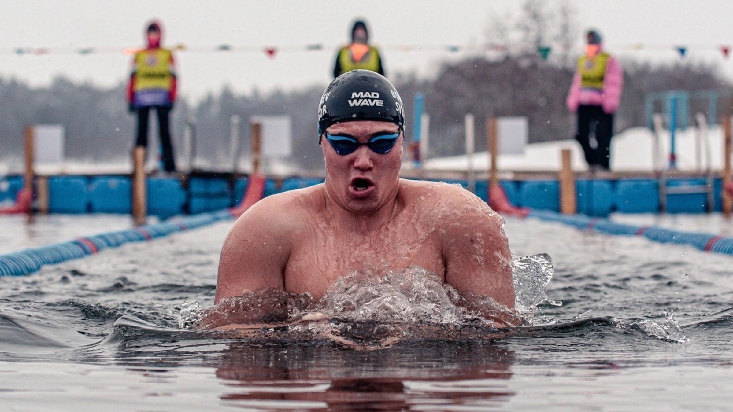 Спортсмен из ЯНАО собирает профессиональные награды по зимнему плаванию