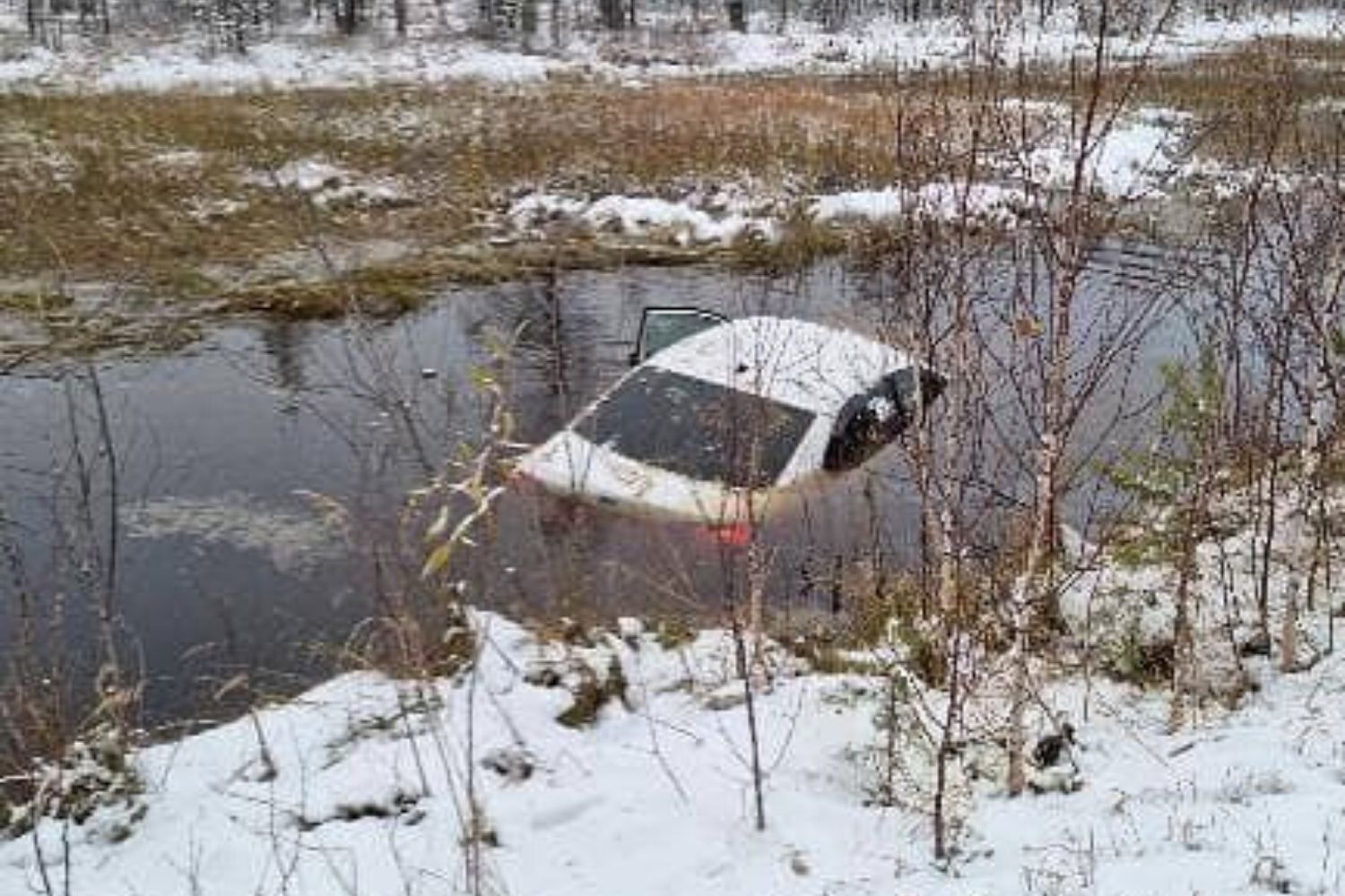 На трассе Вынгапуровский – Ноябрьск за сегодня в кювет ушли уже две машины  | «Красный Север»