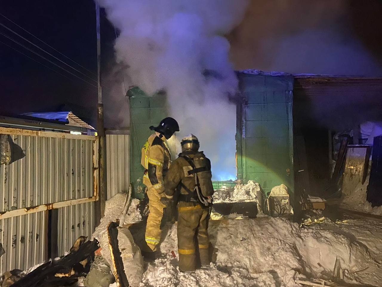 В Новом Уренгое сгорел жилой вагончик: трое погибших | «Красный Север»