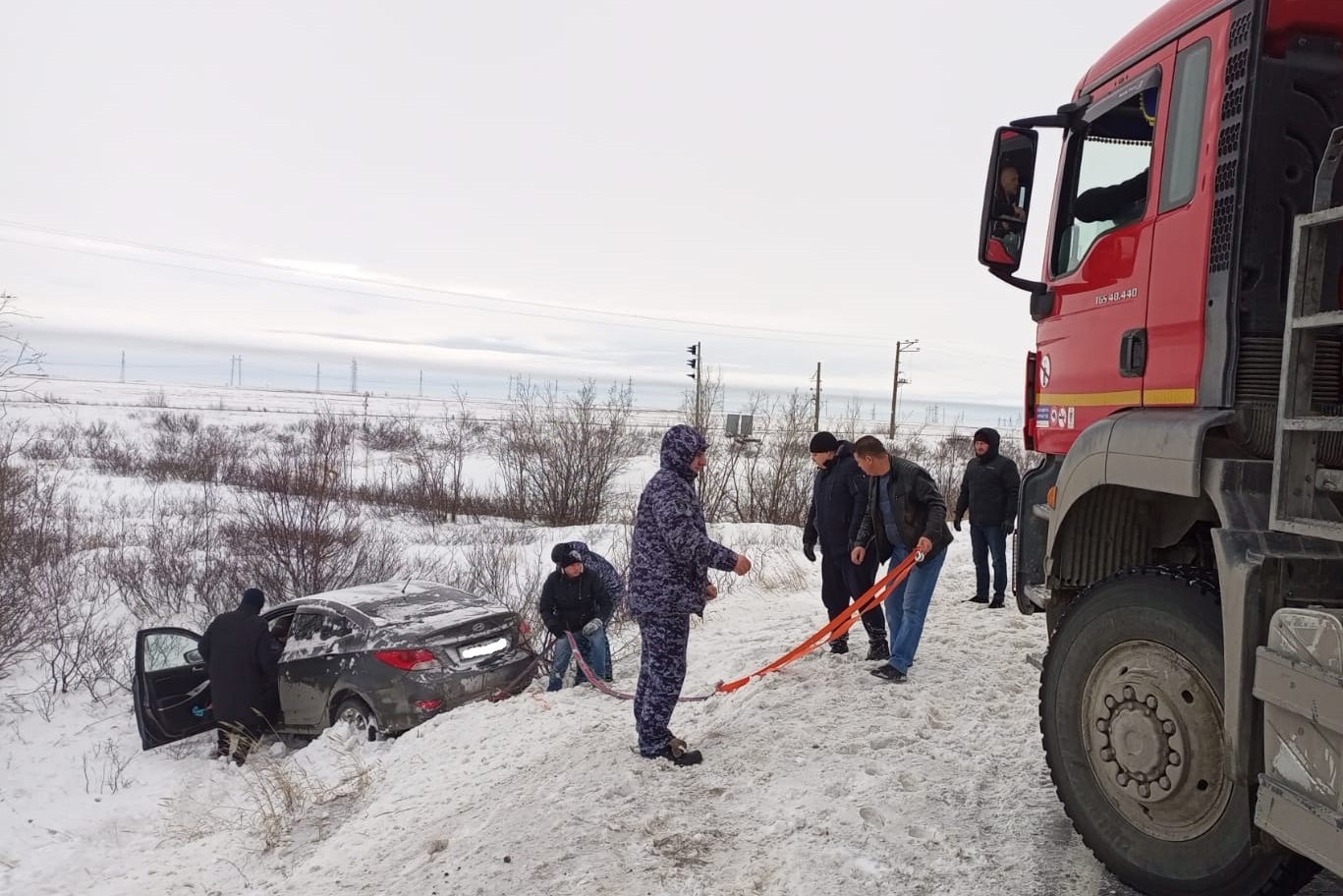 В ЯНАО сотрудники Росгвардии помогли автоледи вызволить машину из кювета |  «Красный Север»